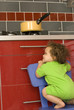 Danger accident domestique - Bébé joue avec la gazinière Danger accident domestique - Bébé joue avec la gazinière