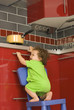 Danger accident domestique - Bébé et la cuisinière Danger accident domestique - Bébé et la cuisinière