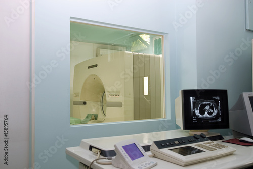 Foto: CT (CAT) scann control room in a radiology clinc CT (CAT) scann control room in a radiology clinc