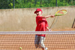 Junge beim Tennis