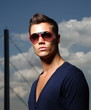Mann mit Sonnenbrille