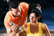 Trainer und Frau im Fitnessstudio