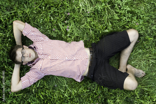 Foto: Young man relaxing in grass Young man relaxing in grass