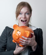 femme souriante cochon orange