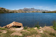 Lac de montagne et caillou