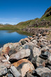 Rocher et lac de montagne