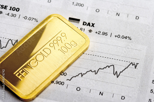 Photo: Goldbarren und Finanzzeitung Goldbarren und Finanzzeitung