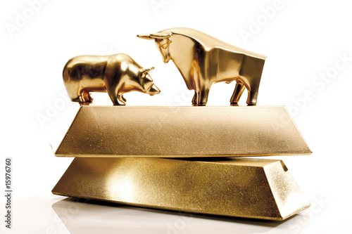 Foto: Bull and bear sculptures by gold bars Bull and bear sculptures by gold bars