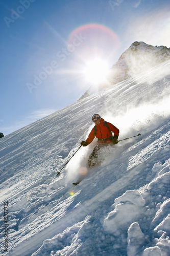 Foto: Austria, Tyrol, Stubaital, Man skiing downhill Austria, Tyrol, Stubaital, Man skiing downhill