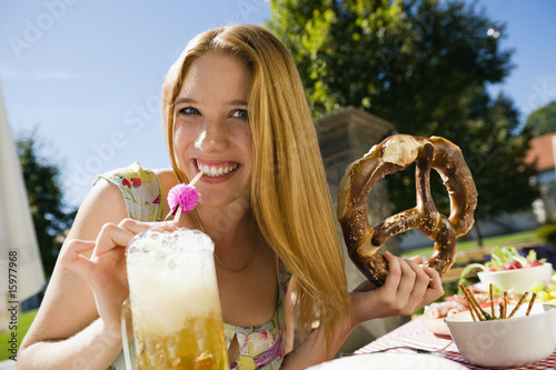 Foto: Germany, Bavaria, Upper Bavaria, Young woman in beer garden, smiling, portrait Germany, Bavaria, Upper Bavaria, Young woman in beer garden, smiling, portrait