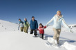 Foto: Italy, South Tyrol, Seiseralm, Family walking in snow Italy, South Tyrol, Seiseralm, Family walking in snow
