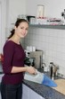 Foto: FRAU UND AKKUSTAUBSAUGER FRAU UND AKKUSTAUBSAUGER