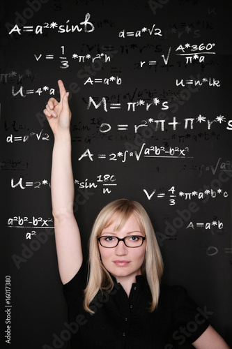 Photo: studentin vor tafel mit mathematik formeln studentin vor tafel mit mathematik formeln