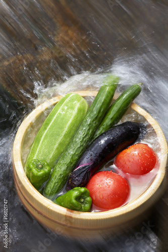 野菜を洗う