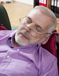 homme âgé faisant une sieste
