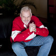 homme heureux devant télévision homme heureux devant télévision