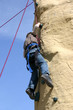 Junge klettert an Kletterwand