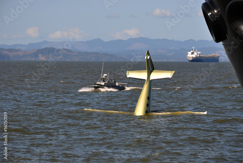 Photo: airplane water landing airplane water landing