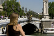 fille devant le pont alexandre III