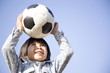 サッカーボールで遊ぶ小学生