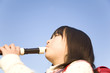リコーダーを吹く小学生