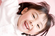 寝転ぶ子供