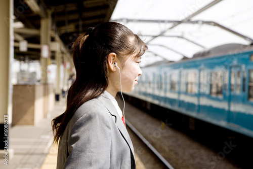 電車を待つ女子高生