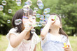 シャボン玉で遊ぶ2人の女の子