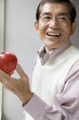 リンゴを手に持っている男性