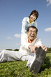 ストレッチをしている夫婦