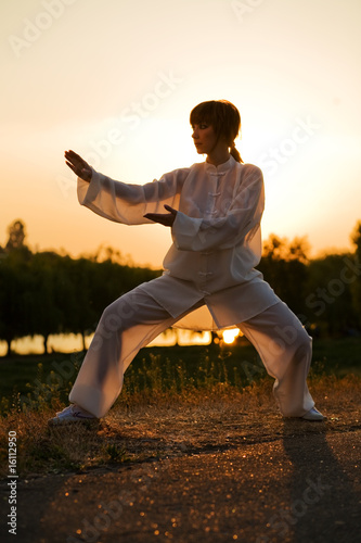 Foto: woman in white suit make's taiji chuan exercise - 9 woman in white suit make's taiji chuan exercise - 9