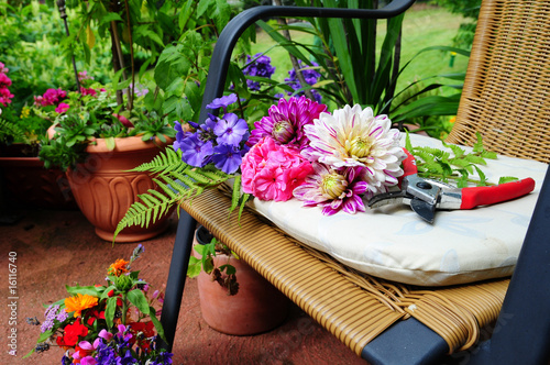 Photo: Sommer Blumenstrauß auf einem Stuhl Sommer Blumenstrauß auf einem Stuhl