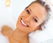 Foto: Closeup portrait of a pretty female smiling in a bath tub Closeup portrait of a pretty female smiling in a bath tub