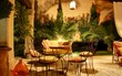 salon dans un jardin le soir