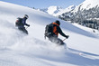 Zwei Tiefschneefahrer