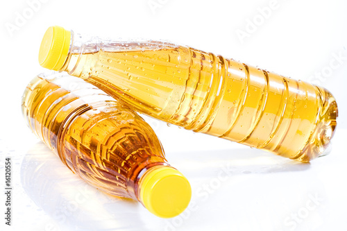 Foto: Two apple juice bottles, close up Two apple juice bottles, close up