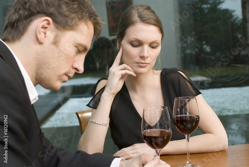 Photo: Paar trinken Rotwein unglücklich Paar trinken Rotwein unglücklich
