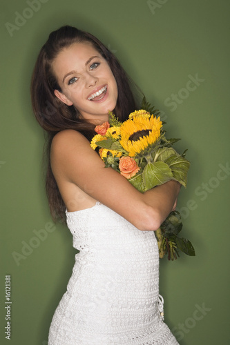 Photo: Frau jung mit Blumenstrauß, Portrait Frau jung mit Blumenstrauß, Portrait