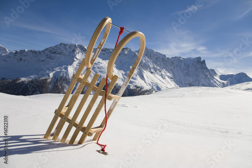 Photo: Schweiz, Graubünden, Savognin, Winterlandschaft mit Schlitten Schweiz, Graubünden, Savognin, Winterlandschaft mit Schlitten