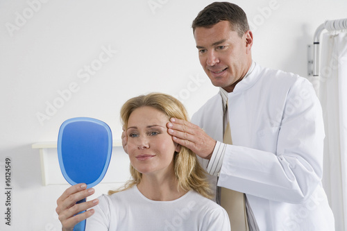 Photo: Arzt untersuchen Patienten Arzt untersuchen Patienten
