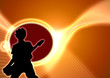 Silhouette guitariste sur fond graphique orange lumineux