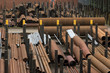 Metallröhren auf einem Industriegelände