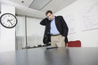 Foto: Businessman standing in an office. Businessman standing in an office.