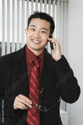 Foto: Portrait of a businessman using a mobile phone. Portrait of a businessman using a mobile phone.