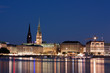 Binnenalster bei Nacht mit Hamburger Rathaus und Nikolaikirche
