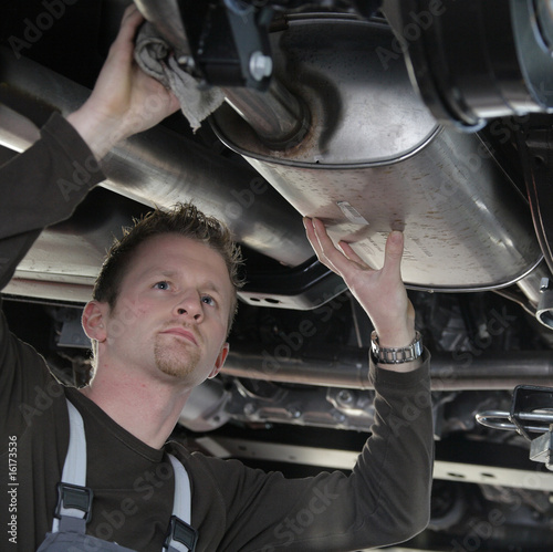 automechaniker kfz werkstatt reparatur
