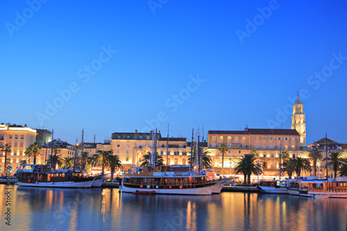 Foto: Split harbour depicting Diocletian's palace, by night Split harbour depicting Diocletian's palace, by night