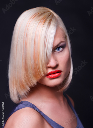Foto: woman get hair dressed woman get hair dressed