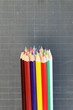 des crayons de couleurs sur fond d'ardoise des crayons de couleurs sur fond d'ardoise