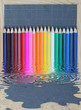 des crayons de couleurs sur ardoise des crayons de couleurs sur ardoise